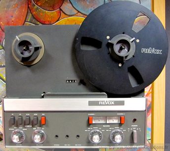 Widok z przodu magnetofonu szpulowego Revox A77, z dwiema szpulami, licznikami, przyciskami i wskaźnikami poziomu na ciemnoszarej płycie czołowej