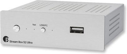 Síťový audio přehrávač Stream Box S2 Ultra stříbrný, pohled zepředu v mírném úhlu, obdélníkový kryt s kovovým čelem, kruhový knoflík vlevo, USB konektor vpravo, perforace na horní a bočních stranách