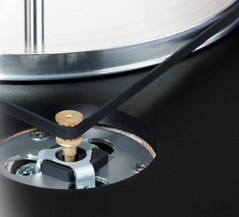 Gramofon ClearAudio Concept, detailní pohled na hliníkové rameno s kartáčovanou úpravou a snímač, boční záběr