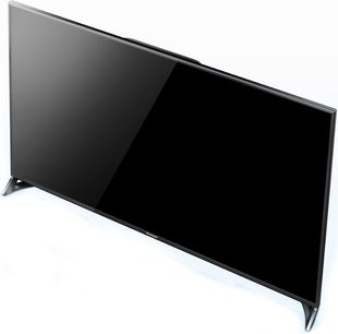 Telewizor Panasonic TX-50CX800 wyłączony, widok z przodu pod kątem trzech czwartych, czarny błyszczący ekran, cienka ciemnoszara ramka, metalowa podstawa