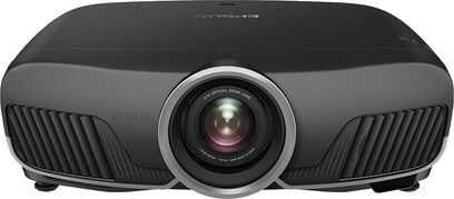 Epson EH-TW9300 sort videoprojektor set forfra, med afrundet form, centralt placeret objektiv omgivet af sidehulsmønstrede ventilationsgitre