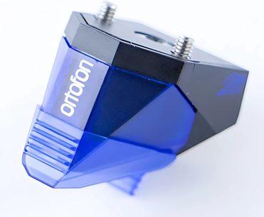 Ortofon 2M Blue platin hücre, mavi ve gri renklerde, yakın çekim üst görünüş, elmas uç görünür