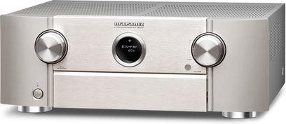 Marantz SR6010 sølv/guld hjemmebiograf-forstærker, frontvisning, sølvfarvet front med knapper og blå LCD-skærm, 60 cm bred