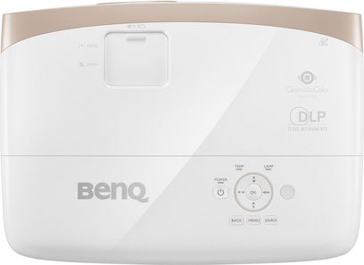 Bílý projektor Benq W2000, pohled shora, čelní strana s objektivem, ovládacími tlačítky a logem "DLP Texas Instruments"