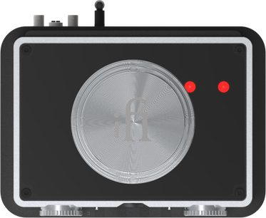 Hi-fi hovedtelefonforforstærker iFi Audio iDSD Phantom set forfra, sort kabinet, stor central sølvskive, røde indikatorlamper