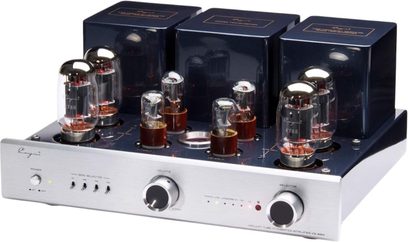 Amplificatore integrato stereo a valvole Cayin CS-88A KT88 argento in metallo, base blu scuro sormontata da sei valvole e tre coperture dei trasformatori, pannello frontale spazzolato con due grandi manopole e quattro interruttori, vista di tre quarti anteriore sinistra