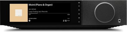 Cambridge Audio Evo 300 sort stereoforstærker, stor farveskærm med albumcover og stor drejeknap på fronten