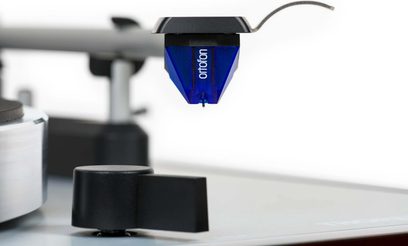 Thorens TD 403 DD schwarzlackierte Plattenspieler, Nahaufnahme von der Tonabnehmer und dem Tonarm von vorne