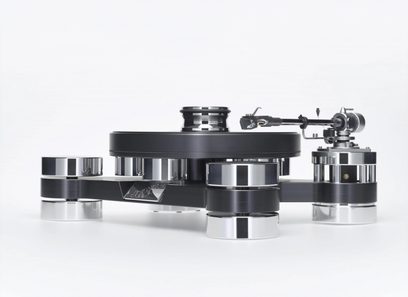 Transrotor Dark Star Silver Shadow hi-fi platespiller i svart og sølv, laget av akryl og metall, sett forfra med tykk, svart, sirkulær tallerken, rett tonearm og tre stablede, sylindriske, krommede føtter