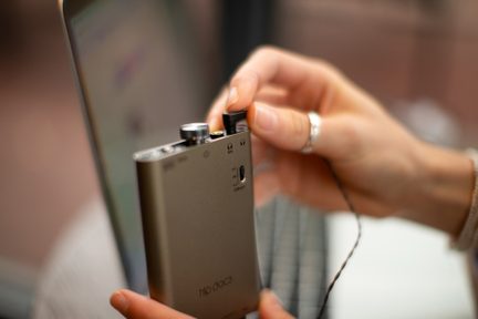 Tragbarer DAC: iFi Audio Hip DAC 3

Der iFi Audio Hip DAC 3 ist ein leistungsstarker und tragbarer Digital-Analog-Wandler, der Ihre Musik unterwegs in Studioqualität wiedergibt. Sein symmetrischer Ausgang liefert eine außergewöhnliche Klangtreue und Dynamik für anspruchsvolle Kopfhörer. Die eingebaute Bassbeschleunigung sorgt für satte Bässe, ohne die Mitten und Höhen zu beeinflussen. Durch die kompakte Bauweise und den integrierten Akku ist der Hip DAC 3 der perfekte Musikbegleiter für unterwegs.