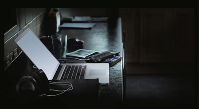 Onkyo DAC-HA200 sort audio-konverter, top-down-vinkel, med bærbar computer, hovedtelefoner og tablet