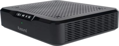 Hi-fi stereo zesilovač Russound MBX-AMP černý, pohled zepředu, obdélníkový tvar, perforovaná mřížka na horní straně, tlačítka a kontrolky na předním panelu