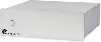 Hi-fi ojačevalnik moči Pro-Ject Amp Box S3 srebrne barve, pogled od spredaj pod rahlim kotom z minimalistično sprednjo ploščo