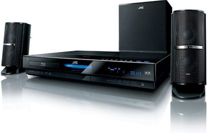 JVC NX-BD3 hjemmebiografsystem bestående af en Blu-ray-afspiller, to højttalertårne og en basreflekskabinet, set forfra
