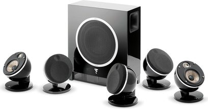 Focal Dôme Flax 5.1.2 sort højttaler-pakke: 5 sorte sfæriske højttalere på stativer, 1 sort rektangulær center-højttaler