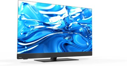 Panasonic TV-48Z90BE6 sort, ultratynd metalramme og fladt centralt metalstativ, flad skærm med blåt flydende mønster, set fra venstre forreste trekvart vinkel