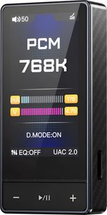DAC portátil FiiO QX13 preto, frente de vidro, laterais em carbono, tela exibindo PCM 768K, botões -/play/+, vista em três quartos