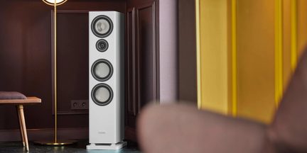 Boxă de podea hi-fi Canton albă cu patru difuzoare, design modern într-un living rafinat