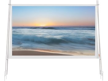 Écran de projection portable XGIMI sur pied vue de face avec cadre blanc et image de vagues au coucher du soleil