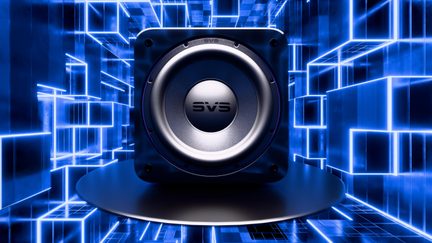 Černý subwoofer SVS z čelního pohledu, velký kruhový reproduktor, futuristické neonově modré pozadí