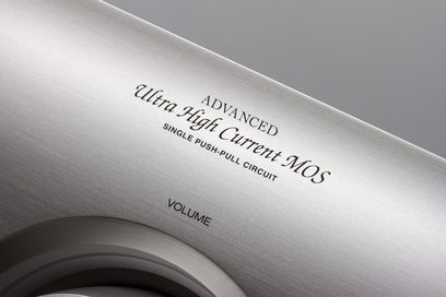 Wzmacniacz hi-fi stereo Denon PMA-2500NE w kolorze srebrnym, zbliżenie z przodu na krawędź metalowej, szczotkowanej obudowy