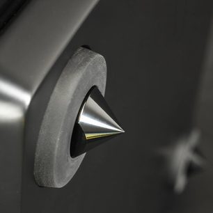 Dynamo 10 subwoofer i sort højglans, skinnende konisk metalspids monteret på en cirkulær base af mat materiale