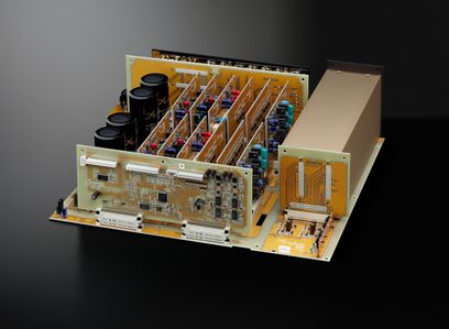 Accuphase C-2900 stereo forforstærker, set fra en vinkel, guldbelagte printkort, sorte kondensatorer, rektangulært kabinet