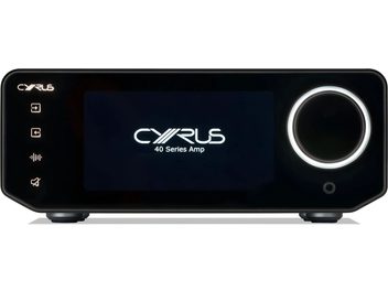Cyrus 40 AMP -hifi-vahvistin, musta, lasinen etupaneeli, etunäkymä, keskellä näyttö, suuri valaistu säädin oikealla, kuulokeliitäntä