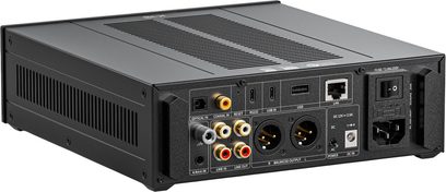 Must metallist must FiiO K15 kõrvaklapivõimendi, tagant kolmekvartali vaates; XLR-, RCA-, optiline, USB-, LAN- ja IEC-pistik/liidesed