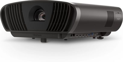 ViewSonic X100-4K projektor set forfra, sort kabinet, centralt objektiv, ventilationsriste på siderne