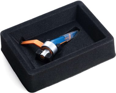Cellula Ortofon Concorde MKII DJ blu e argento in una custodia di schiuma nera, vista dall'alto in primo piano