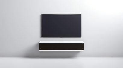 Nástěnný audiovizuální nábytek Unnu Classic Series Model 12S, bílý s čelní černou fasádou, hladký materiál, bez úchytek, čelní pohled