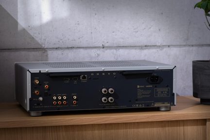 Тильна панель сірого металевого аудіопідсилювача, порти RCA, оптичний, HDMI, USB, Ethernet, клеми для акустики, мережевий роз’єм