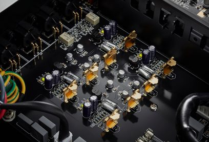 Preamplificatore stereo Primare PR35 prisma DM36 nero visto dall'alto, circuiti stampati e componenti elettronici visibili