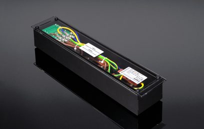 Schwarze GigaWatt-Pack PF-1 EVO+ Steckdosenleiste, rechteckiges Gehäuse mit sichtbaren Kabeln und inneren Schaltkreisen