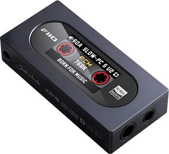 Prenosný audio prevodník FiiO KA15 v antracitovo sivej kovovej konštrukcii, z trojštvrťového horného pohľadu s farebným displejom na vrchu a dvoma slúchadlovými výstupmi na prednej hrane