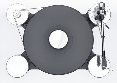 Transrotor Dark Star Silver Shadow RB330 hi-fi platespiller, sett ovenfra, mørkegrå sirkulær akrylplate omgitt av en svart rem og plassert på tre sylindriske sokler i polert aluminium, svart og sølv tonearm festet på høyre sokkel