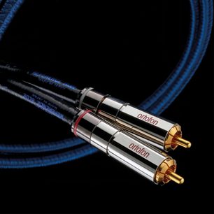 Analog RCA-lydkabel Reference Blue RCA 1,5m, forgyldte metalstik, blå og sorte kapper, sort baggrund
