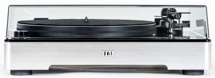 Vinylpladespiller set forfra, base i børstet aluminium fra ELAC, gennemsigtigt låg, sort drejeskive og tonearm placeret til højre