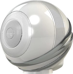 Cabasse The Pearl pērļu baltā sfēriskā skaļruņu sistēma, apaļa skaļruņa restīte, horizontālas joslas, skats no 3/4 priekšpuses