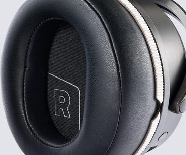 Audeze Maxwell 2 ANC-hovedtelefoner, nærbillede af den sorte højre ørekop med tekstureret ørepude og R-markering
