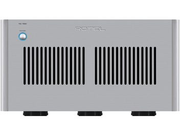Vysokovýkonný hi-fi zesilovač Rotel RB-1590 stříbrný, pohled zepředu, černá ventilační mřížka, modrý knoflík, černé nožky