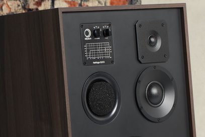 Sloupcový reproduktor Elipson Heritage XLS 15 v černé barvě, pohled zepředu, s viditelnými reproduktory, výškovým reproduktorem a ovládacími prvky