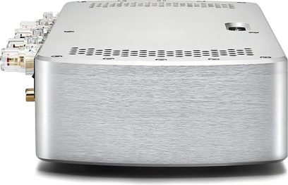 Amplificador de potencia Chord Electronics Etude en aluminio plateado cepillado, vista lateral, carcasa rectangular con esquinas redondeadas, parte superior perforada con rejillas de ventilación y conectores de audio dorados visibles en la parte trasera