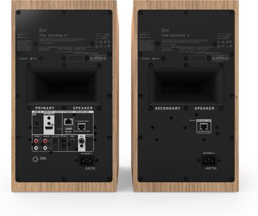 Paar Klipsch The Sevens II Lautsprecher in Eiche-Ausführung, Rückansicht mit schwarzem Anschlussfeld