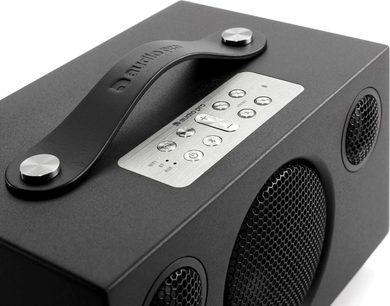 Trådløs, tilsluttet Audio Pro ADDON C3 højttaler i sort, tæt ovenfra-billede med kontrolknapper og metalrist