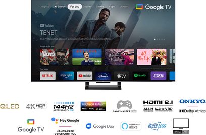 TCL 65C731 2022 TV der viser Google TV-grænsefladen med miniaturebilleder af film, serier og streamingtjenester
