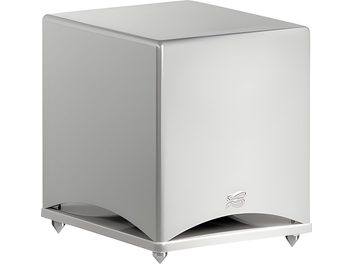 Cabasse Santorin 30-200M matte witte subwoofer, kubusvormige houten behuizing met apart voetstuk op spikes en gebogen opening aan de voorzijde, driekwart vooraanzicht