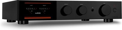 Audiolab 9000A stereovahvistin mustalla etupaneelilla, taustavalaistulla keskellä olevalla näytöllä, 3 pyöreällä säätimellä ja 1 ääniliitännällä