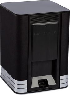 Trådløs tilkoblet høyttaler Electrocompaniet TANA SL-2 i svart, perspektivisk frontvisning med frontgrill og USB-port